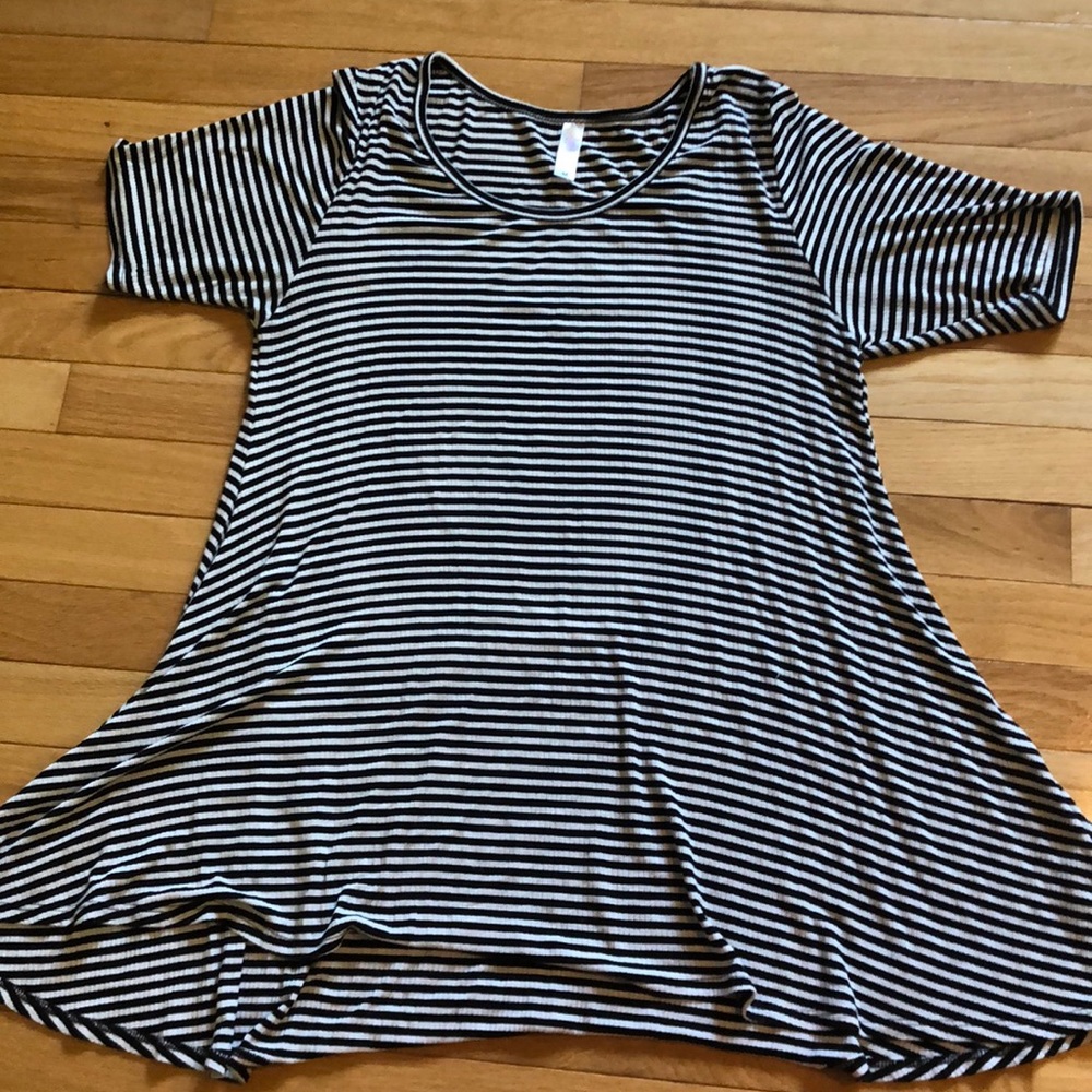 Black/white stripe LuLaRoe Perfect Tee- medium